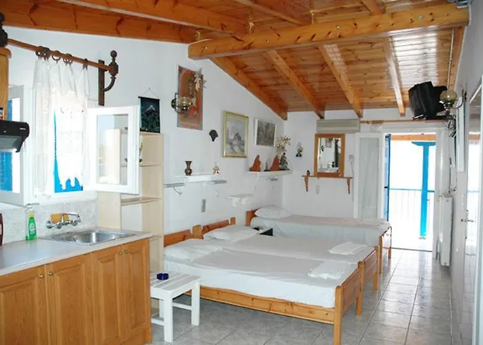 Nikos Rooms And Studios